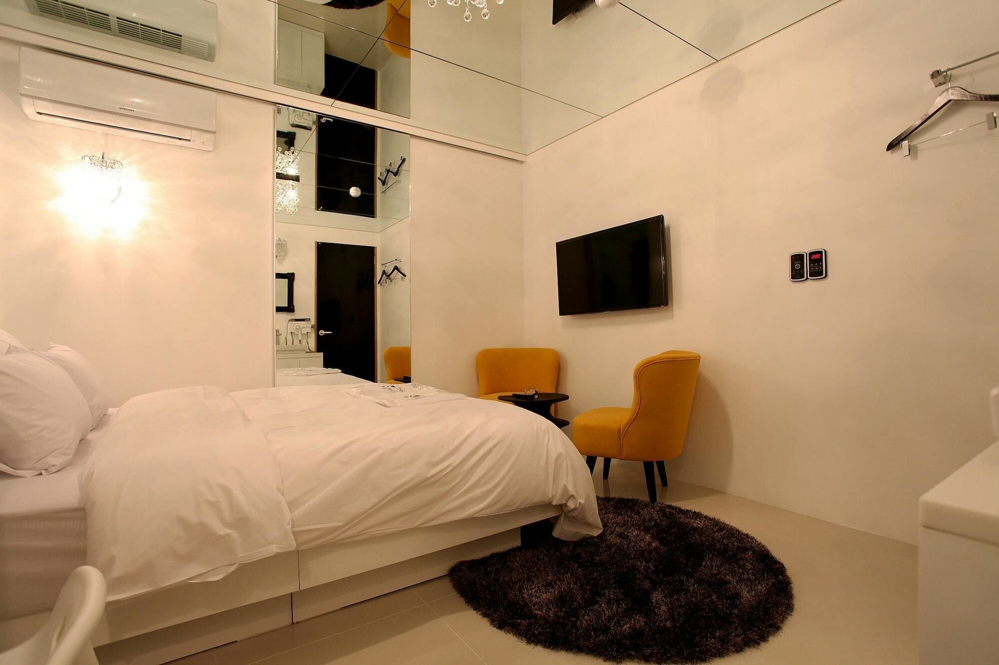 Hotel Lush