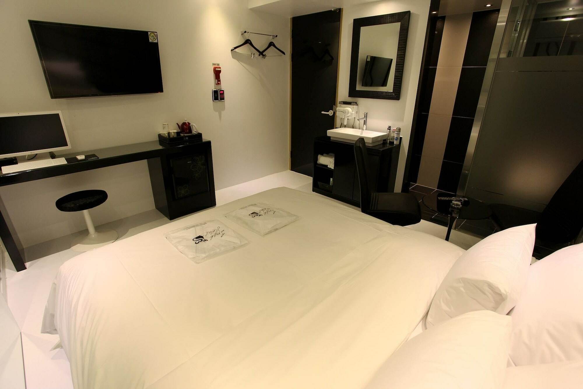 Hotel Lush 2*